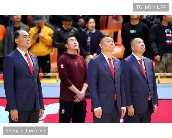 拉人犯规的判罚标准与裁判执法原则解析